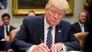 Trump ha firmado 100 órdenes